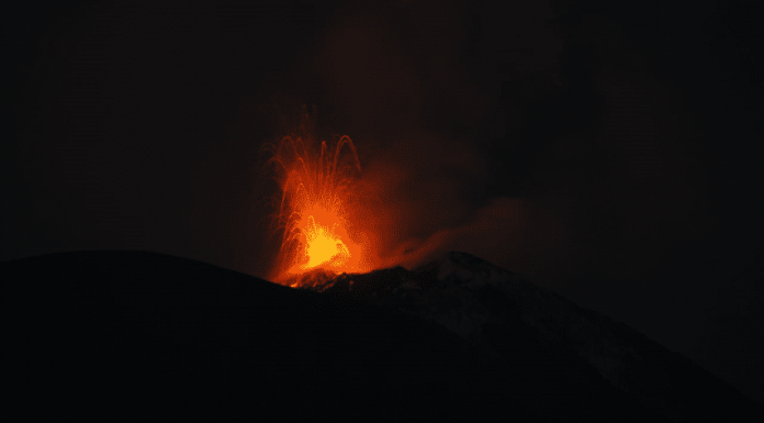 Tiap Malam Gunung Ile Lewotolok Semburkan Lava Pijar Aktivitas Gunung Ile Lewotolok, JUmat (12/11/21) malam.
