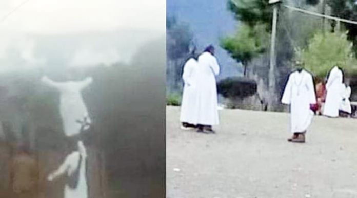 Viral Pastor Katolik Hadapi Peluru KKB, Angkat Tangan dan Rela Jadi Tameng Cuplikan saat Pastor Katolik menghadapi serangan peluru KKB.