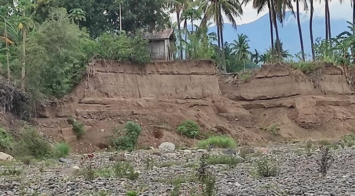 Pondok Milik Mama Domi Dipinggir Kali Waikomo Terancam Amblas Pondok Mama Domi di Pinggir Kali Waikomo