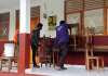 Tiga SD Disegel, PT BMJS Janji Bayar Upah Tukang Tanggal 26 November Tukang dan buruh proyek Kementerian PUPR saat segel 3 sekolah di Kecamatan Atadei dan Wulandoni, Kabupaten Lembata, Senin dan Selasa (15 dan 16/11/21)