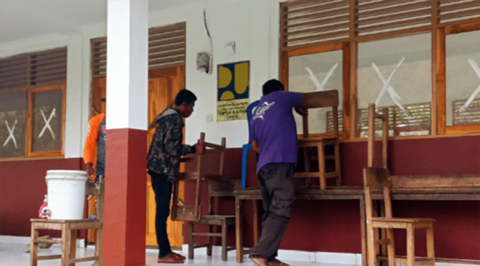 Tiga SD Disegel, PT BMJS Janji Bayar Upah Tukang Tanggal 26 November Tukang dan buruh proyek Kementerian PUPR saat segel 3 sekolah di Kecamatan Atadei dan Wulandoni, Kabupaten Lembata, Senin dan Selasa (15 dan 16/11/21)