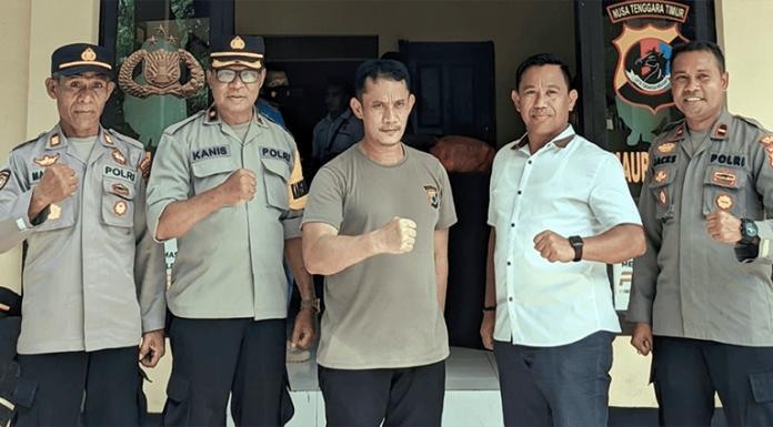 Diduga Meninggal Tidak Wajar, Keluarga Minta Jenazah Diotopsi Kasat Reskrim Polres Nagekeo bersama tim saat pengamanan otopsi jenazah almarhum