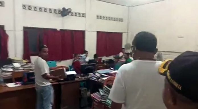 Ini Alasan Kenapa Para Kades dan Ketua BPD Antri di PMD Lembata Inspeksi mendadak Bupati Kabupaten Lembata Thomas Ola Langoday di kantor BPMD Lembata, Kamis (18/11/21) malam.