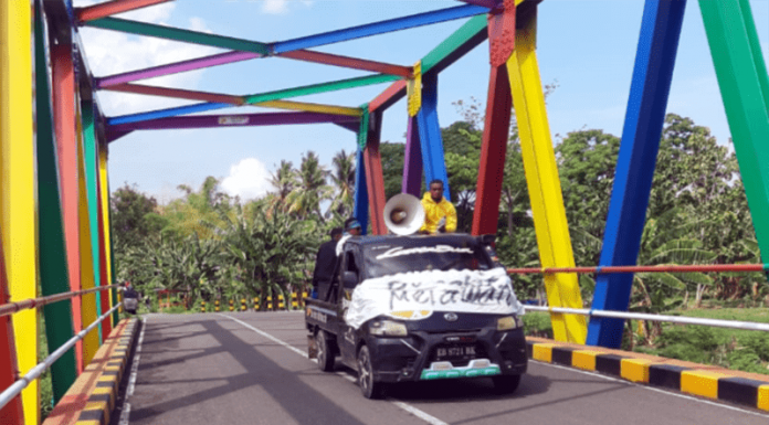 Warga Babokerong Demo di PMD, Dukung Kejaksaan Ungkap Dugaan Ijazah Palsu Warga Babokerong saat menuju titik kumpul di Pantai Harnus selanjutnya menuju kantor dinas PMD Lembata, Rabu 3 November 2021.