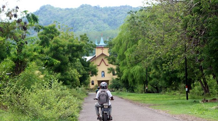 21 Martir Yang Menyuburkan Misi Katolik di Flores dan Lembata Jalan menuju Gereja Katolik St. Fransiskus Asisi, Lamahora, Lembata, saat ini. Gambar diambil Senin (6/12/21).