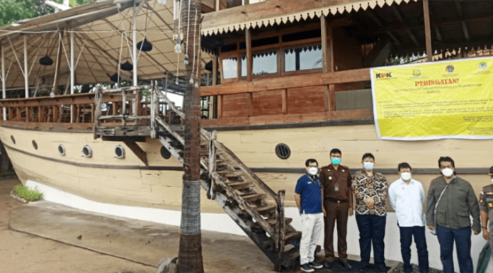 KPK: Pelaku Usaha Wajib Patuhi Aturan dan Beri Kontribusi Ke Pemda KPK bersama Pemkab Mabar melakukan penertiban terhadap 11 hotel/resto/bangunan yang melanggar ketentuan terkait aturan kawasan sempadan pantai, Selasa – Kamis (7-9/12/21).