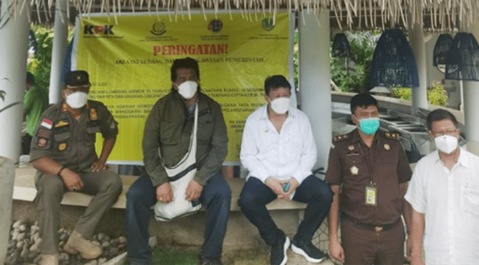 11 Hotel Berbintang Langgar Aturan, Denda Mencapai Rp 35 Miliar KPK bersama Pemkab Mabar melakukan penertiban terhadap 11 hotel/resto/bangunan yang melanggar ketentuan terkait aturan kawasan sempadan pantai, Selasa – Kamis (7-9/12/21).