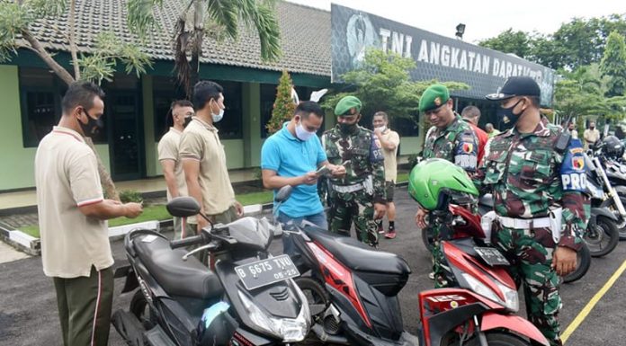 Minimalisir Angka Kecelakaan, Kendaraan Prajurit Korem Bhaskara Jaya Diperiksa Pemeriksaan kendaraan di lingkungan Korem 084/Bhaskara Jaya, Jumat 3 Desember 2021.