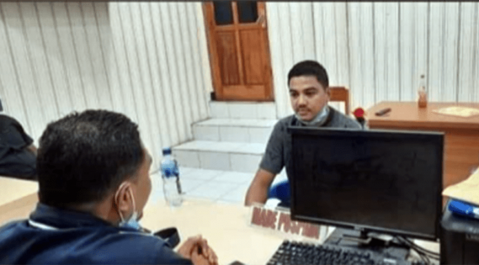 Randi Badjideh Siap Dihukum Mati, Hari Ini Atau Besok Sama Saja Randy saat diperiksa di Polda NTT, Kamis (2/12/21).