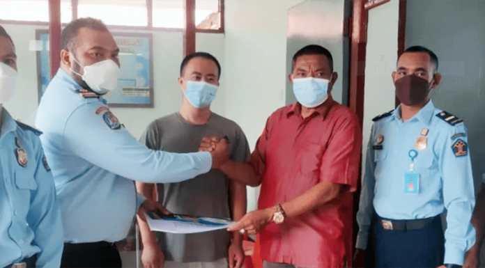 Bebas dari Lapas Atambua, Seorang Warga China Dipulangkan Ke Negara Asalnya Penyerahan WNA China ke Imigrasi Kupang di Lapas Atambua. Foto: ANTARA/Ho-Lapas Atambua.