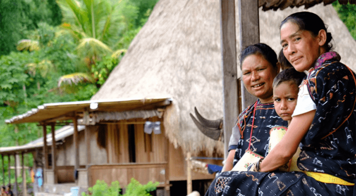 Tim JKW PWI Kunjungi Kampung Adat Bena wanita dan anak di kampung adat Bena