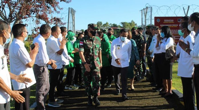 Danrem Beri Motivasi ke Anggota Kodim Manggarai: Tetaplah Menjadi Petarung Danrem 161/WS Brigjen Iman Budiman, S. E., mengunjungi Kodim 1612/Manggarai, Rabu 16 Maret 2022.