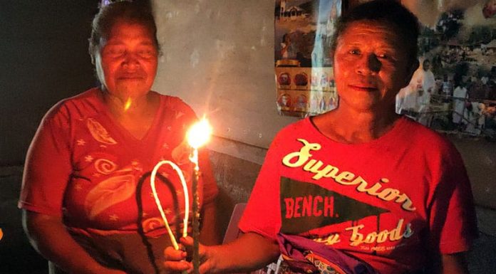 Rintihan Warga di Selatan Lembata: Kesulitan Air Bersih Hingga Tak Ada Listrik Dua ibu di Mirekpuka memperlihatkan lampu pelita yang terbuat dari kapas dan kemiri.