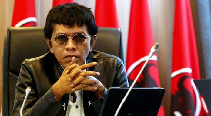 Lempar Batu Sembunyi Tangan Adian Napitupulu