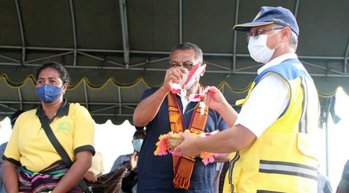 Korban Bencana Mulai Tempati Perumahan Penyerahan kunci rumah dari Inspektur Jenderal Kementerian PUPR, Widiarto, kepada Bupati Kabupaten Lembata, Thomas Ola Langoday, dan selanjutnya secara simbolis langsung diserahkan oleh Bupati Thomas kepada lima orang perwakilan warga terdampak, Jumat (8/4/22).