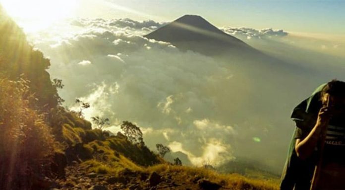 Perjalanan Orang Maluku Hingga Menetap di Puncak Gunung NTT Gunung Ile Werung sendiri tercatat kembali meletus pada tahun 1870, 1910, 1928, 1948, 1949, 1950, 1951 dan 1999.