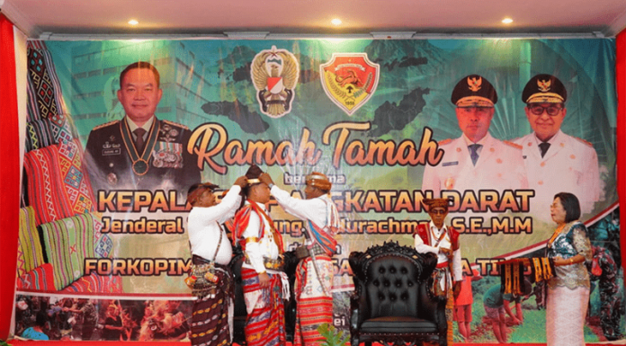 KASAD Dinobatkan Sebagai Pangeran Sonbai Jenderal TNI Dudung Abdurachman saat dinobatkan sebagai Pangeran Sonbai