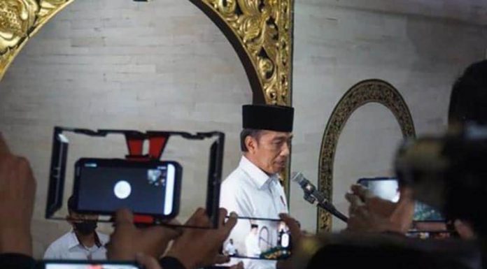Buya Syafii Maarif Meninggal Dunia, Jokowi Sampaikan Belasungkawa Secara Langsung Presiden Jokowi memimpin prosesi pelepasan jenazah eks Ketum PP Muhammadiyah Buya Syafii Maarif yang dikebumikan di Kompleks Pemakaman Husnul Khatimah.