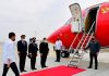 14.30 Wita, Jokowi Terbang dari Bandara Soeta Menuju Ende Turut mendampingi Presiden dan Ibu Iriana ke Ende adalah Sekretaris Kabinet Pramono Anung, Kepala Sekretariat Presiden Heru Budi Hartono, Sekretaris Militer Presiden Marsda TNI M. Tonny Harjono, Komandan Paspampres Mayjen TNI Tri Budi Utomo, serta Deputi Bidang Protokol, Pers, dan Media Sekretariat Presiden Bey Machmudin.