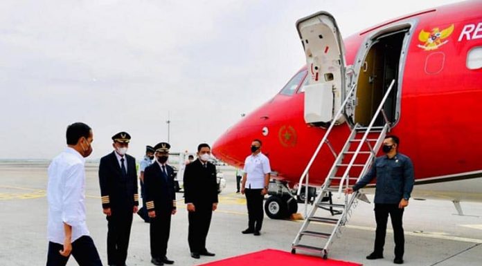 14.30 Wita, Jokowi Terbang dari Bandara Soeta Menuju Ende Turut mendampingi Presiden dan Ibu Iriana ke Ende adalah Sekretaris Kabinet Pramono Anung, Kepala Sekretariat Presiden Heru Budi Hartono, Sekretaris Militer Presiden Marsda TNI M. Tonny Harjono, Komandan Paspampres Mayjen TNI Tri Budi Utomo, serta Deputi Bidang Protokol, Pers, dan Media Sekretariat Presiden Bey Machmudin.