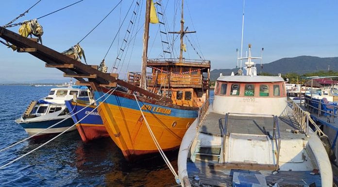 Kronologi Pembelian Kapal Pinisi Yang Melibatkan Sekda Lembata Kapal Pinisi Aku Lembata di Pelabunan Laut Lewoleba