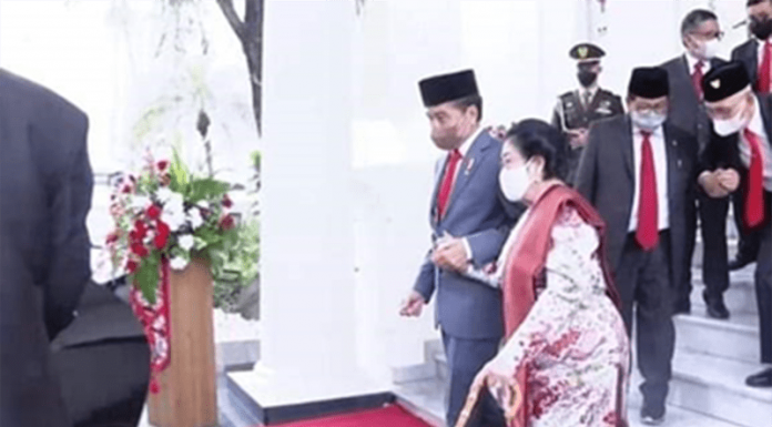 Megawati dan Jokowi Renggang? PDIP: Kader Jangan Ikutan Dansa Politik! Jokowi dan Megawati bergandeng tangan