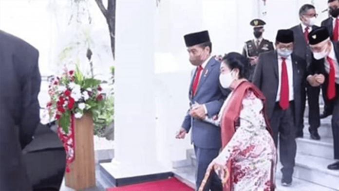 Jokowi dan Megawati bergandeng tangan