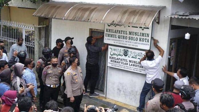 Penggerebekan kantor Khilafatul Muslimin (ANTARA FOTO/Maulana Surya)