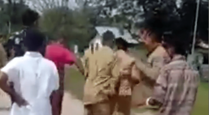 Guru SD Dikeroyok 6 Orang, HPnya Juga Dirampas Cuplikan video pengeroyokan terhadap Anselmus Nalle, guru SD Negeri Oelbeba, Kabupaten Kupang.