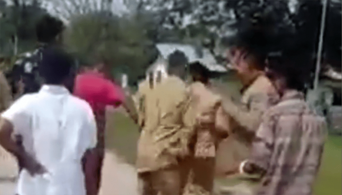 niiti keroyok guru Cuplikan video pengeroyokan terhadap Anselmus Nalle, guru SD Negeri Oelbeba, Kabupaten Kupang.