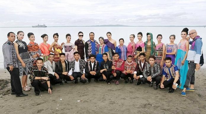 NTT Adalah Surganya Kain Tenun Indonesia Penampilan modeling Nuba Gere Lembata dalam balutan kain tenun NTT