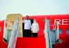 Presiden Jokowi Tiba di Labuan Bajo Presiden dan Ibu Iriana turun dari pesawat
