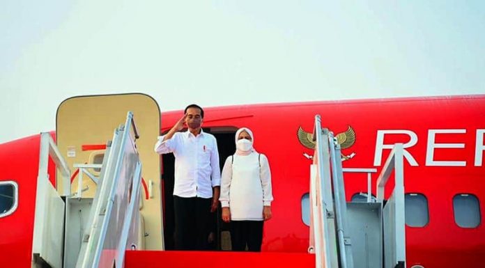 Presiden Jokowi Tiba di Labuan Bajo Presiden dan Ibu Iriana turun dari pesawat