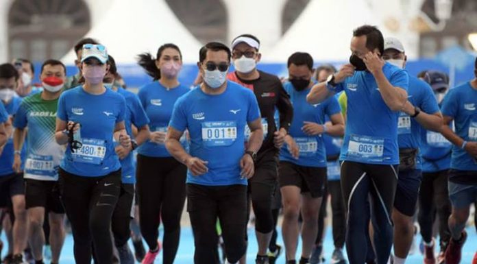 Pocari Sweat Gelar Lomba Lari Hybrid Terbesar di Indonesia Gubernur Jawa Barat Ridwan Kamil saat membuka Pocari Sweat Run Indonesia 2021 di Gedung Sate, Kota Bandung, Minggu (24/10/2021) pagi. Ajang lari tersebut menerapkan prokes ketat dan jarak antarpelari diatur.