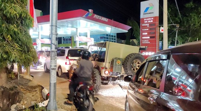 Mulai Berlaku, Harga Solar Jadi 6.800 Per Liter, Pertalite 10 Ribu Per Liter Antrian panjang di SPBU Silvia Kupang, Rabu (31/8/22) malam.