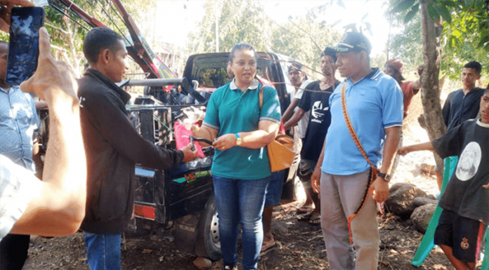 Ketua F-PKB NTT Beri Bantuan Alsintan Untuk Kelompok Tani di Nagekeo Angela Mersi Piwung saat menyerahkan bantuan 1 unit Hand Traktor dan 1 unit Water Pump (mesin isap air) kepada dua kelompok tani di Kabupaten Nagekeo.