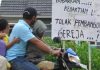 Pembangunan Gereja Ditolak, Inikah Toleransi? Penduduk di Bekasi melewati tulisan tolak pembangunan gereja di dekat GPIB Filadelfia, Bekasi, yang disegel pada 25 Desember 2012.