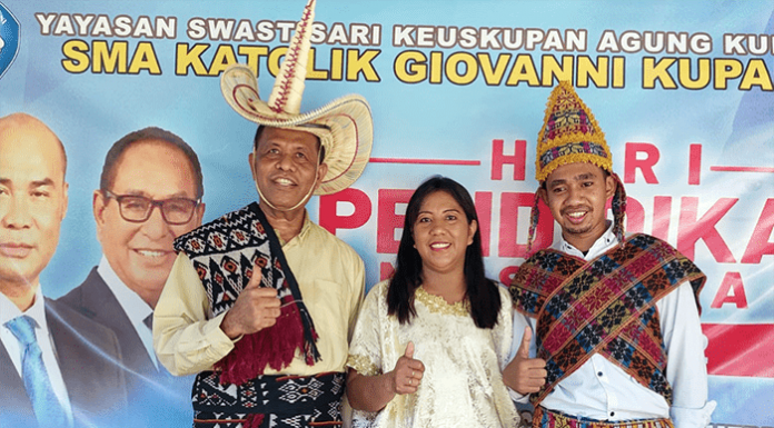 21 Perguruan Tinggi Ikut Expo Pendidikan di SMAK Giovanni Kupang Ketua Panitia Expo Pendidikan SMAK Giovanni Kupang, Agnes Sadipun (tengah), Kepala Sekolah SMAK Giovanni Kupang, Romo Stef Mau, Pr (kiri), bersama Frater Gusty (kanan).