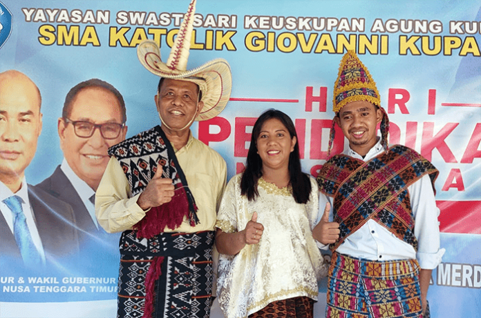 Ketua Panitia Expo Pendidikan SMAK Giovanni Kupang, Agnes Sadipun (tengah), Kepala Sekolah SMAK Giovanni Kupang, Romo Stef Mau, Pr (kiri), bersama Frater Gusty (kanan).