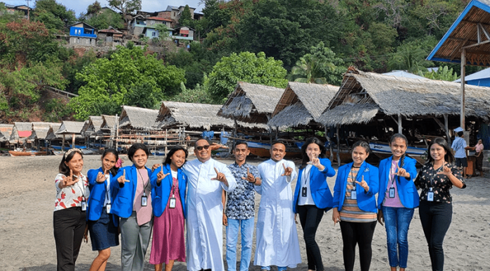 SMPK Santo Yoseph Ke Final Olimpiade Penelitian Siswa Indonesia 2022 Tim IPA SPEKSANYO Kupang foto bersama melakukan penelitian tentang Antioksidan Minyak Paus di Lamalera, Kabupaten Lembata.