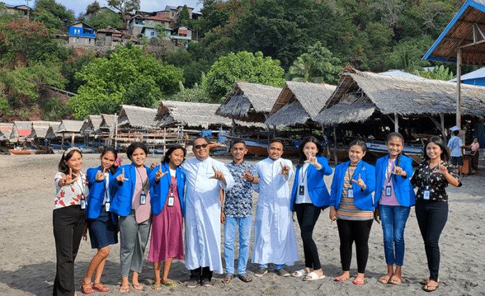 Tim IPA SPEKSANYO Kupang foto bersama melakukan penelitian tentang Antioksidan Minyak Paus di Lamalera, Kabupaten Lembata.