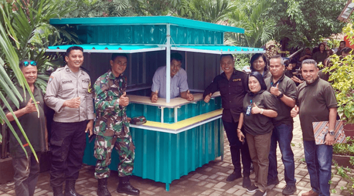 Poltek Beri Bantuan Kios Semi Permanen Kepada PKL di Pesisir Oesapa Barat Penyerahan salah satu unit kios semi permanen kepada pelaku usaha kecil di pesisir Oesapa Barat.