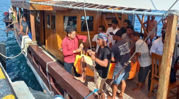 Turis Amerika Meninggal Dunia Saat Diving di Perairan Pulau Tiga Korban saat dievakuasi dari KMP Pinisi Helena