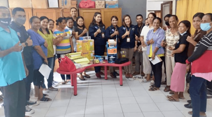 Poltek Gelar Pelatihan UMKM Bagi Warga Taman Muara Abu Foto bersama warga usai pelatihan.
