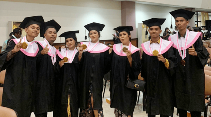 Politeknik Negeri Kupang Wisuda 824 Mahasiswa Beberapa diantara mahasiswa/i yang diwisuda hari ini, Sabtu 19 November 2022.