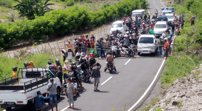 Warga Blokir Jalan, Bupati Nagekeo Lewat, Uku: Dia kasi naik kaca mobil, kami marah! Warga Kampung Pisa saat blokir jalan Aemali – Danga, Selasa (27/12/22).