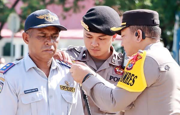 AKBP Yudha Pimpin Apel Operasi Lilin Turangga 2022 Kapolres Nagekeo AKBP Yudha Pranata menyematkan pin operasi Lilin Turangga 2022 kepada Laurensius Seda, salah satu pegawai Dinas Perhubungan Nagekeo.