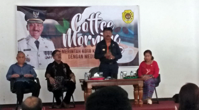 Siap Terima Kritik, Wali Kota Kupang: Agar Lebih Baik di Masa Depan Acara Coffee Morning bersama awak media di aula Rumah Jabatan Wali Kota Kupang, Senin (5/12/22).