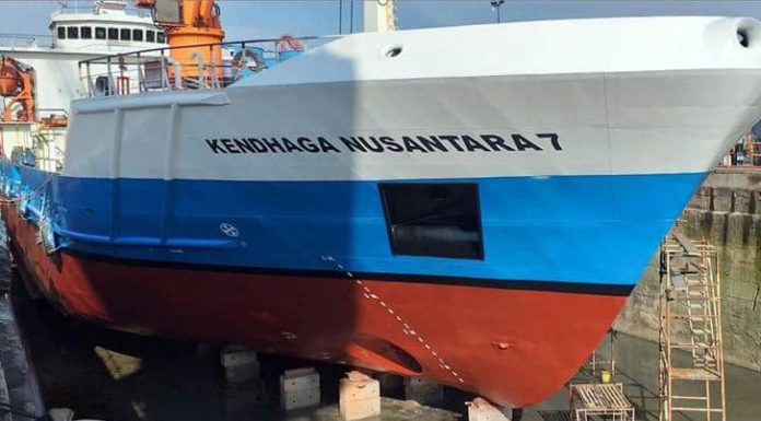 Tol Laut KM Kendhaga Nusantara 7 Layani trayek Tanjung Perak – Larantuka – Lewoleba – Kalabahi Kapal ini membawa muatan bahan pangan seperti minyak, beras, gula, tepung terigu sebanyak 57 Teus, yang akan dikirim ke Larantuka sebanyak 21 Teus, Lewoleba 33 Teus, dan Kalabahi 3 Teus.