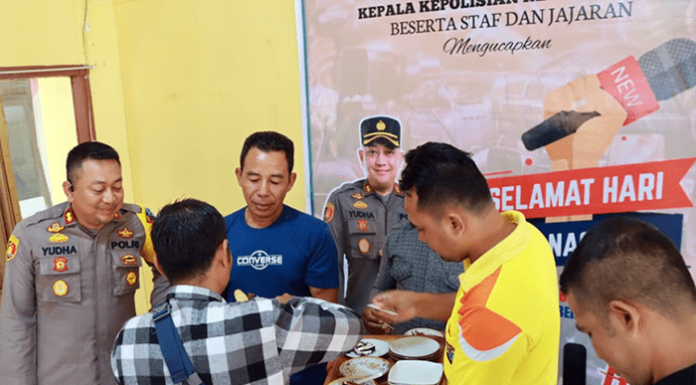 Satu Jam Bersama Kapolres Nagekeo di “Jumat Curhat” Kapolres Nagekeo, AKBP. Yudha Pranata, SH. S.I.K., bersama wartawan di Nagekeo merayakan HPN 2023